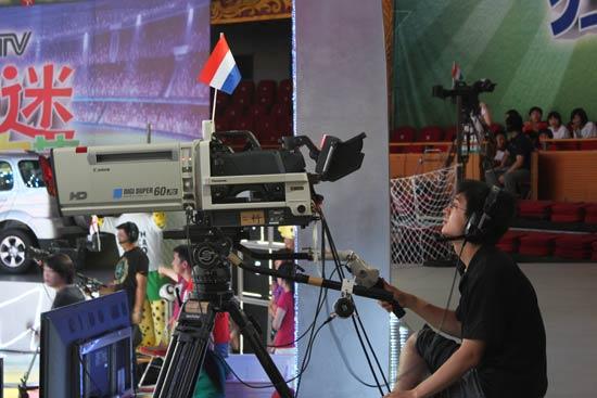 《球迷狂欢节》--摄像机上的国旗