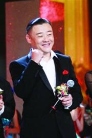 周立波在演出 