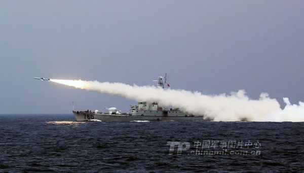 图为某导弹护卫艇导弹实射。中国军事图片中心 林晓营 摄影报道