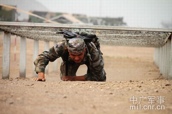 侦察兵快速匍匐前进.中广军事记者 渠晓静   摄