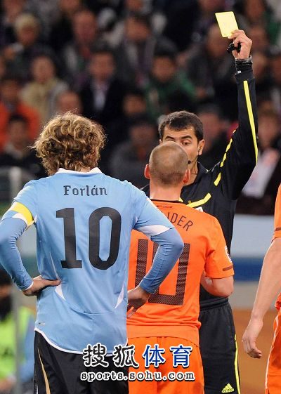 图文:荷兰队胜乌拉圭进决赛 荷兰队10号吃黄牌