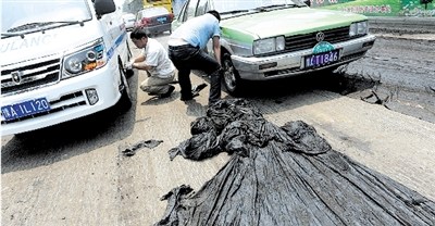 郑州高温路面沥青被晒化公交车粘在路上(图)