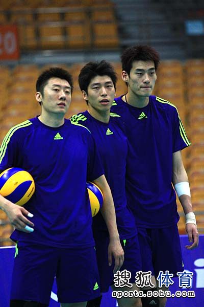 图文:中国男排赛前训练 男排三位帅哥