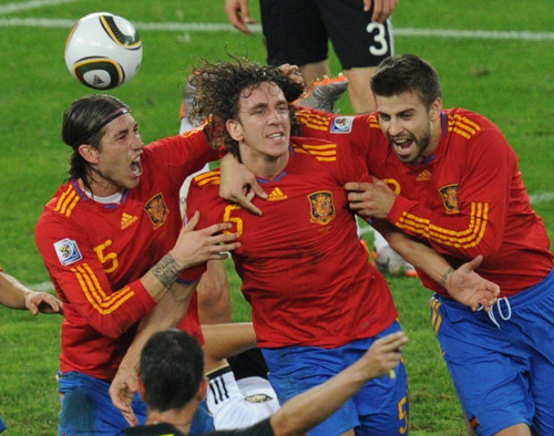 世界杯-普约尔演绝杀 西班牙1-0德国与荷兰争冠