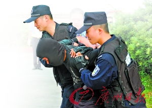 广东杀警嫌犯被押回案发地 军用手枪来源成谜