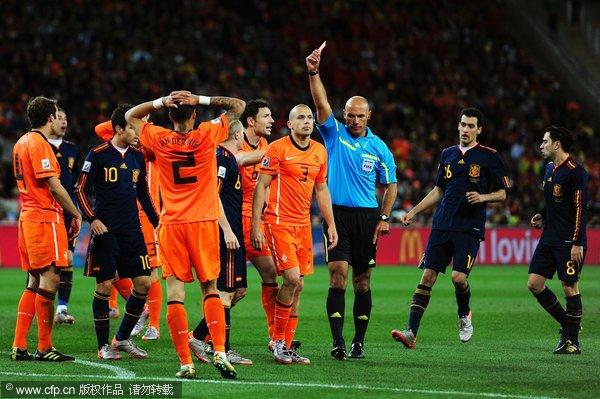 幻灯:荷兰后卫海廷加累计两张黄牌被红牌罚下