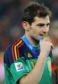 高清图：西班牙首次问鼎世界杯 卡西含泪咬金牌