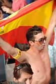 高清图：西班牙球迷庆祝捧杯 半裸男子身披国旗