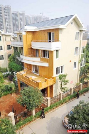 7月日,长泰豪园小区,吴教授家新装的二楼阳台往前加长了近两米.