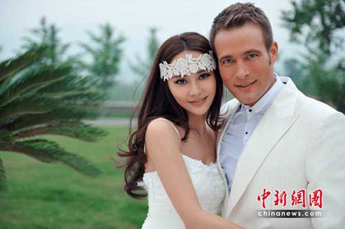 马雅舒上月27日与洋老公高调举办婚礼