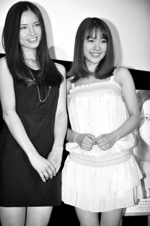 渡边奈绪子（左）和朝美穗香出席影片首映会