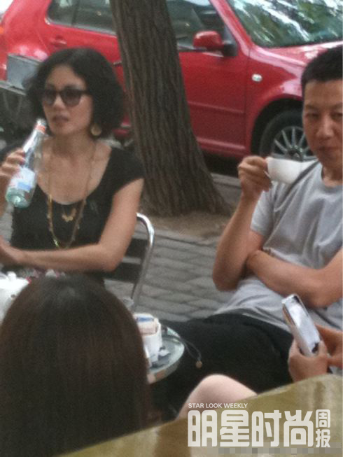 拍完时尚杂志封面，王菲回到北京，与友人一起喝下午茶
