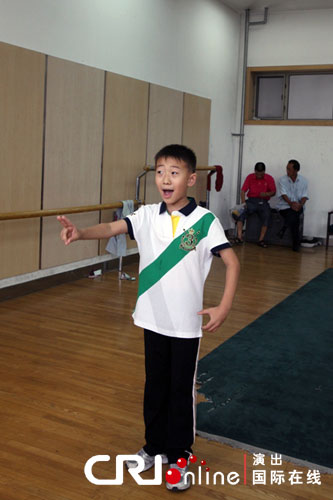 面试前，孩子们抓紧时间练嗓子