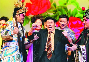 去年6月罗品超百岁寿辰与众演员齐唱《故乡情》