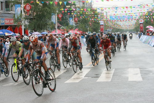 图文:2010青岛环湖自行车赛赛况 比赛非常激烈
