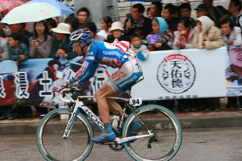 图文:2010青岛环湖自行车赛赛况 车手在比赛中