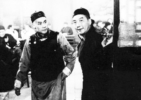 1958年《茶馆》引轰动，剧中于是之（右）扮演王利发