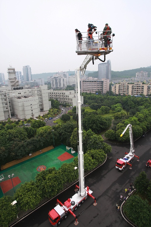 7月17日,重庆市公安消防总队从芬兰购置的一辆价值1800万元的78米登高