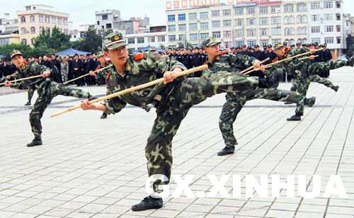 都安举行政法干警武警民兵实战技能大演练