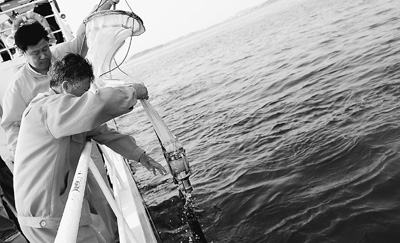 7月18日,海洋环境监测人员对被污染的海水进行