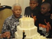组图：曼德拉与家人共庆92岁大寿 吹蜡烛切蛋糕