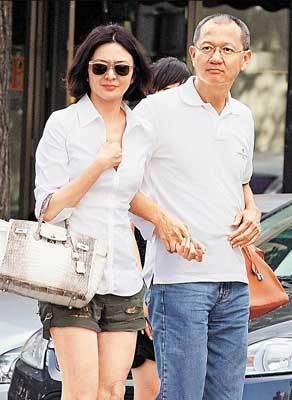 关之琳（左）和陈泰铭同穿白色上衣、十指紧扣漫步巴黎街头