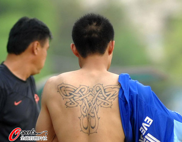 图文:[中甲]湖南0-1恒大 郑智后背露纹身