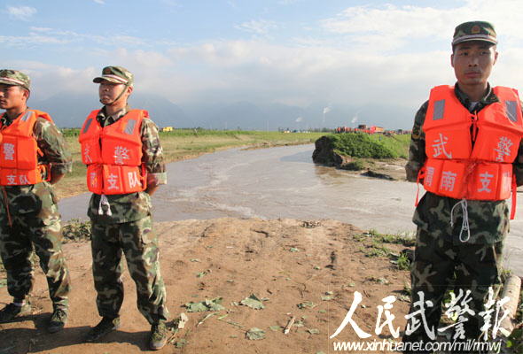 战士们在危险地段设立警戒哨 图片来源:人民武警报