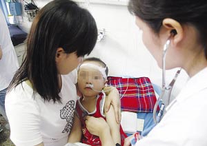 南京60名市民游泳后不适入院 疑是氯气中毒(图