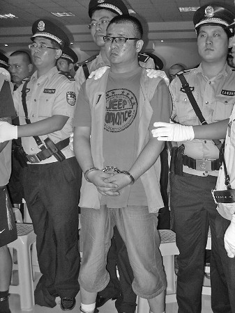 26日,黑老大刘海军出庭受审.