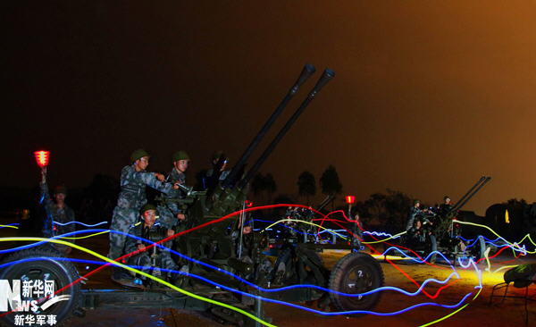 成都军区高炮团在复杂电磁环境下展开夜训