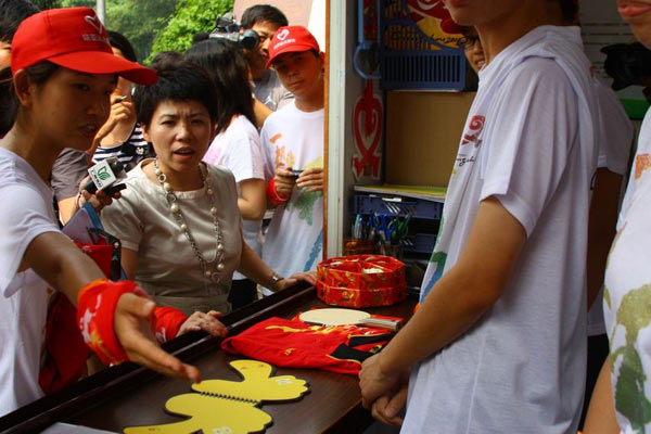 组图:邓亚萍体验亚运志愿服务 赠亲笔签名球拍