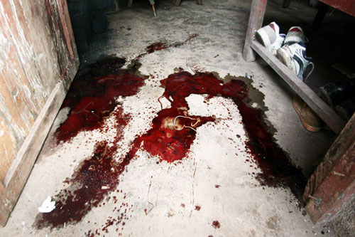 7月26日,遵义县警方向外界称,遵义县一户农家地面"喷血"现象与凶杀案