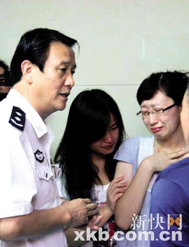 ■惠州市公安局长李达文等慰问杜宇华亲属。