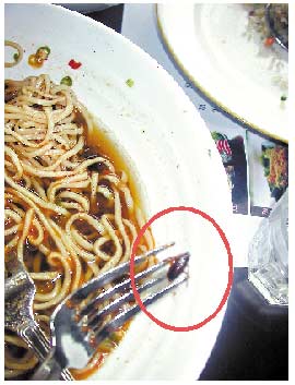 谢绝赔款但要求保留追究权利   美味的麻辣牛肉面竟有蟑螂做"调味料"!
