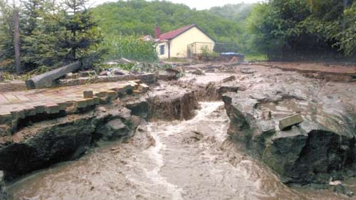 吉林乡镇出现暴雨图片_WWW.66152.COM