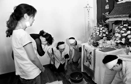 受伤店员小孙和周女士祭拜被刺身亡的常爷爷.