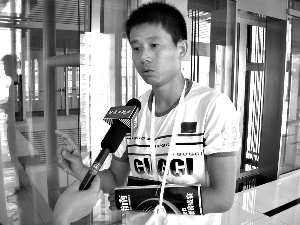 北京台记者周广甫在讲述事件过程。本报记者 姚瑶 摄 