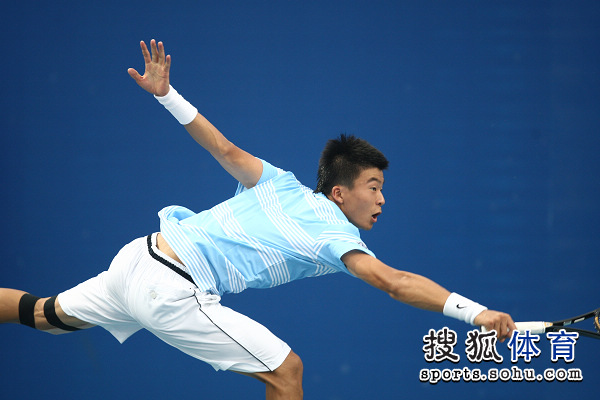 图文:北京国际网球挑战赛 吴迪飞身救球