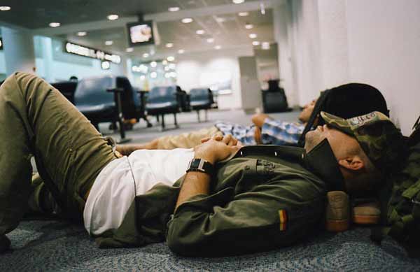 外国人在机场里千奇百怪的睡觉方式 组图