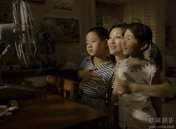 《唐山大地震》剧照：当时能买得起电风扇的家庭生活还是不错的