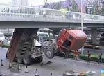 惨！北京实拍卡车卡桥