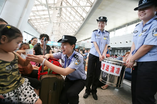 南京火车站派出所设立女警流动服务岗(图)