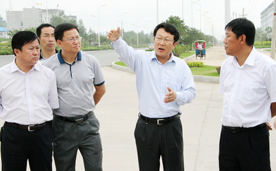 延边州副州长,珲春市委书记王景友(右二)进行城市建设调研