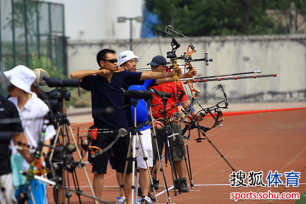 组图:复合弓射箭公开赛天津举办 孟繁爱任顾问