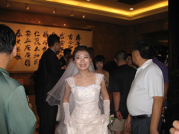 组图候冰曹振华结伴完婚新娘靓丽好友来捧场