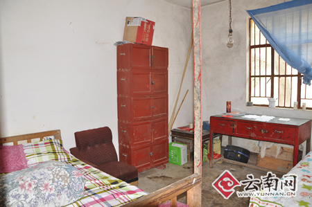 梅杨林在村上办公的简易住处,左边数起依次是他的床,一个破沙发,一个