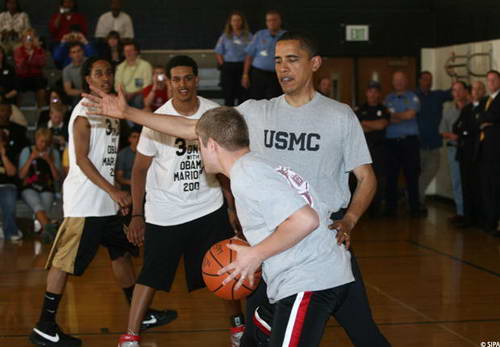 Obama参与慈善篮球赛