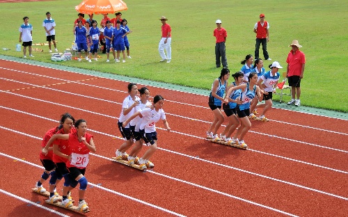 图文:海南省民运会开赛 女子组板鞋竞速赛