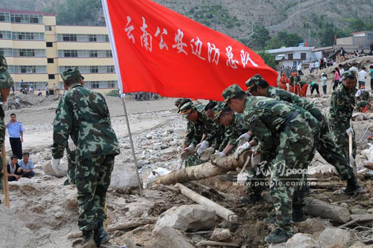 云南边防总队抢险救灾突击队清理废墟.